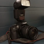 Aparat Foto Canon EOS 4000D Cu Obiectiv 18–55mm, Rucsac, Blitz Speedlite 430EX, Încărcător Baterie Și Card Memorie 16GB